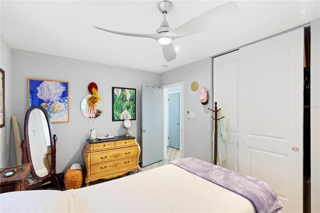 合同活跃: $195,000 (2 贝兹, 1 浴室, 988 平方英尺)