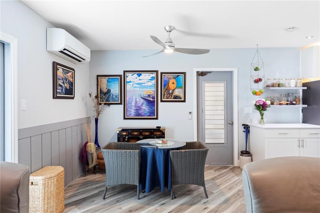 合同活跃: $195,000 (2 贝兹, 1 浴室, 988 平方英尺)