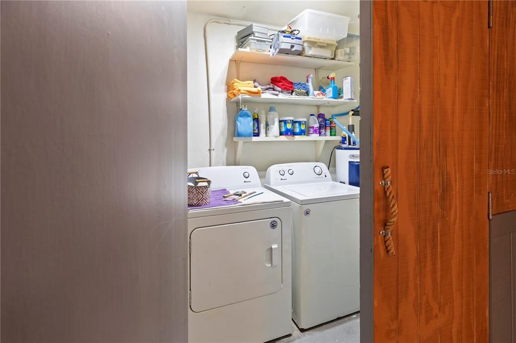 合同活跃: $195,000 (2 贝兹, 1 浴室, 988 平方英尺)