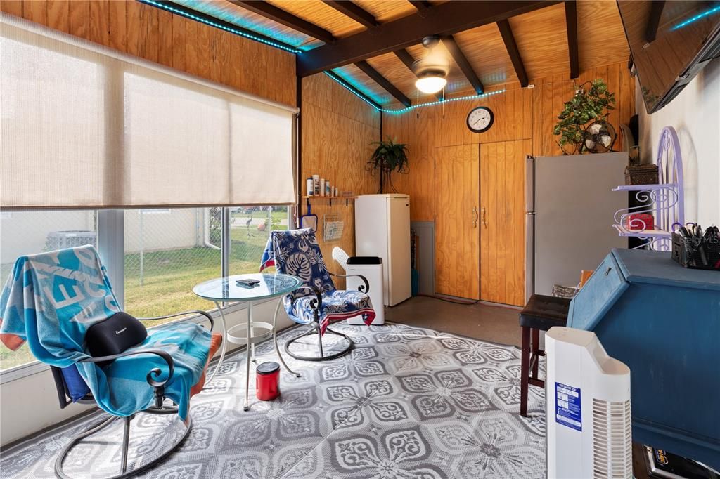 合同活跃: $195,000 (2 贝兹, 1 浴室, 988 平方英尺)