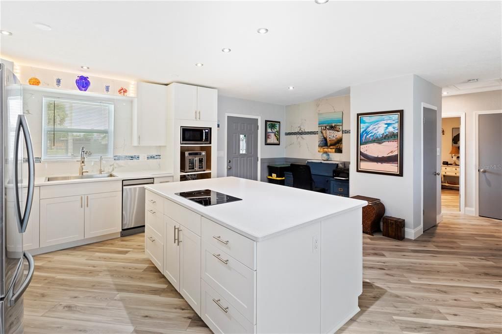 合同活跃: $195,000 (2 贝兹, 1 浴室, 988 平方英尺)