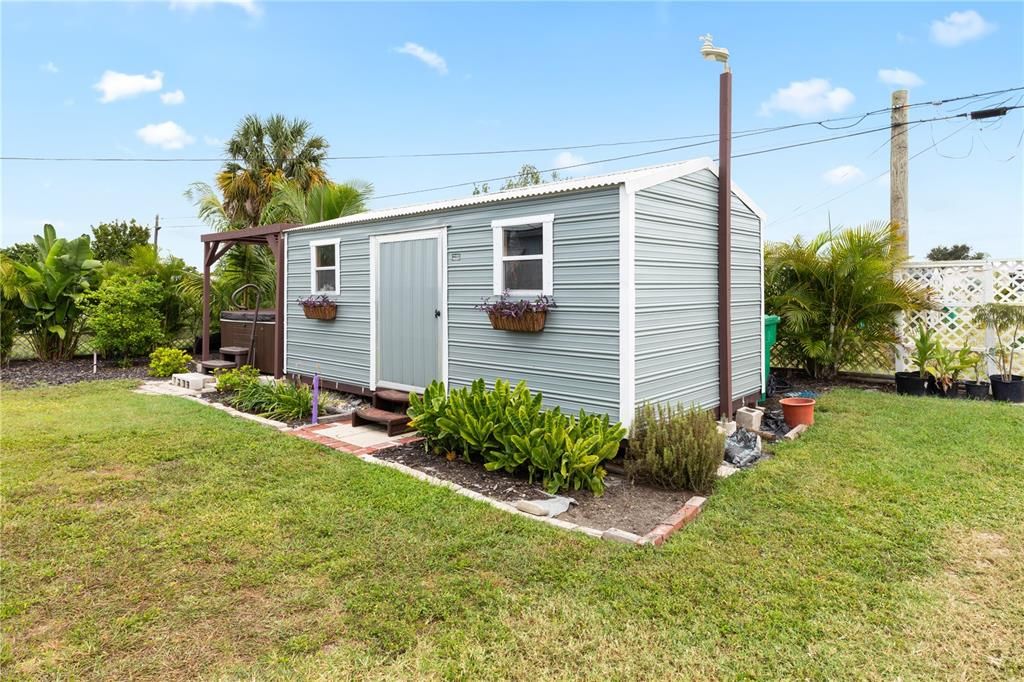 合同活跃: $195,000 (2 贝兹, 1 浴室, 988 平方英尺)