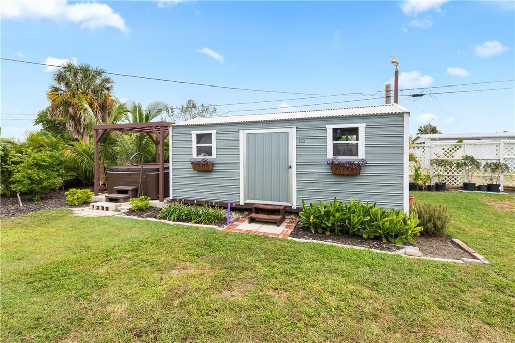 合同活跃: $195,000 (2 贝兹, 1 浴室, 988 平方英尺)