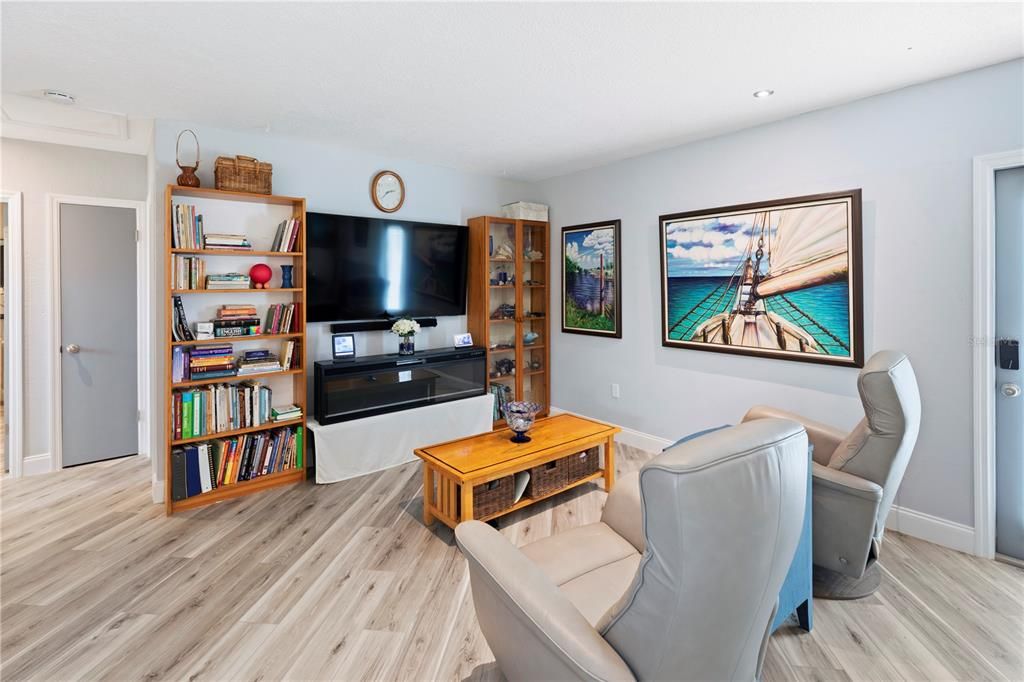 合同活跃: $195,000 (2 贝兹, 1 浴室, 988 平方英尺)