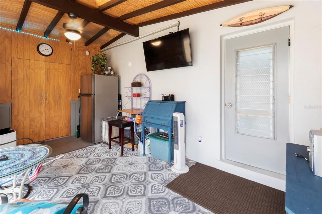 合同活跃: $195,000 (2 贝兹, 1 浴室, 988 平方英尺)