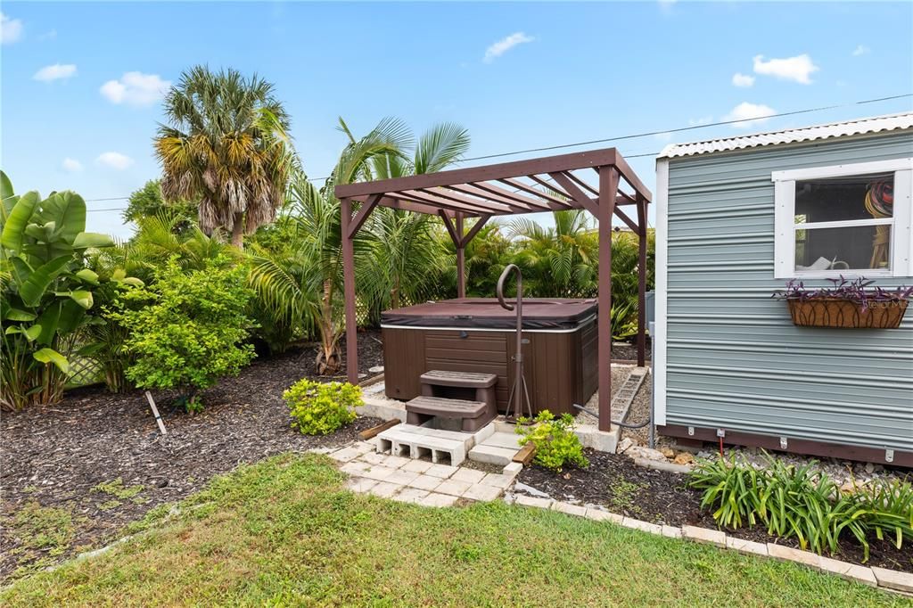 合同活跃: $195,000 (2 贝兹, 1 浴室, 988 平方英尺)