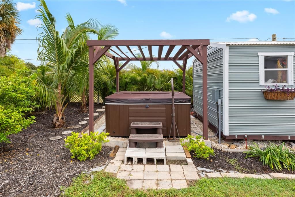 合同活跃: $195,000 (2 贝兹, 1 浴室, 988 平方英尺)