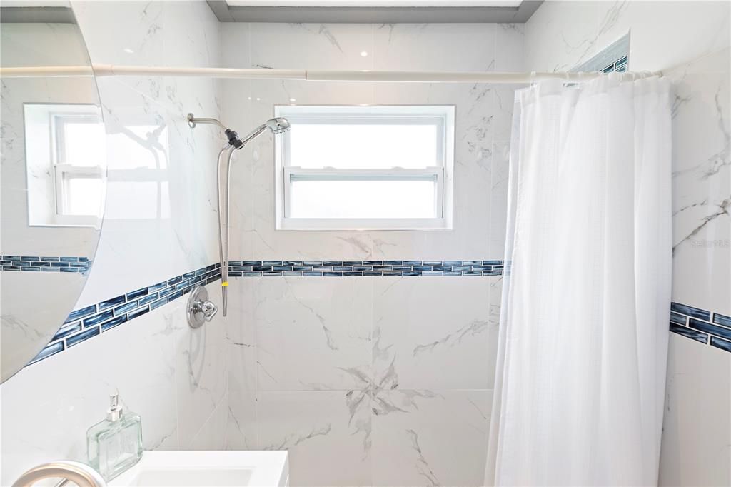 合同活跃: $195,000 (2 贝兹, 1 浴室, 988 平方英尺)