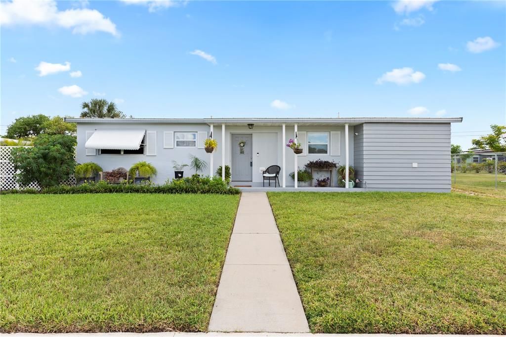 合同活跃: $195,000 (2 贝兹, 1 浴室, 988 平方英尺)