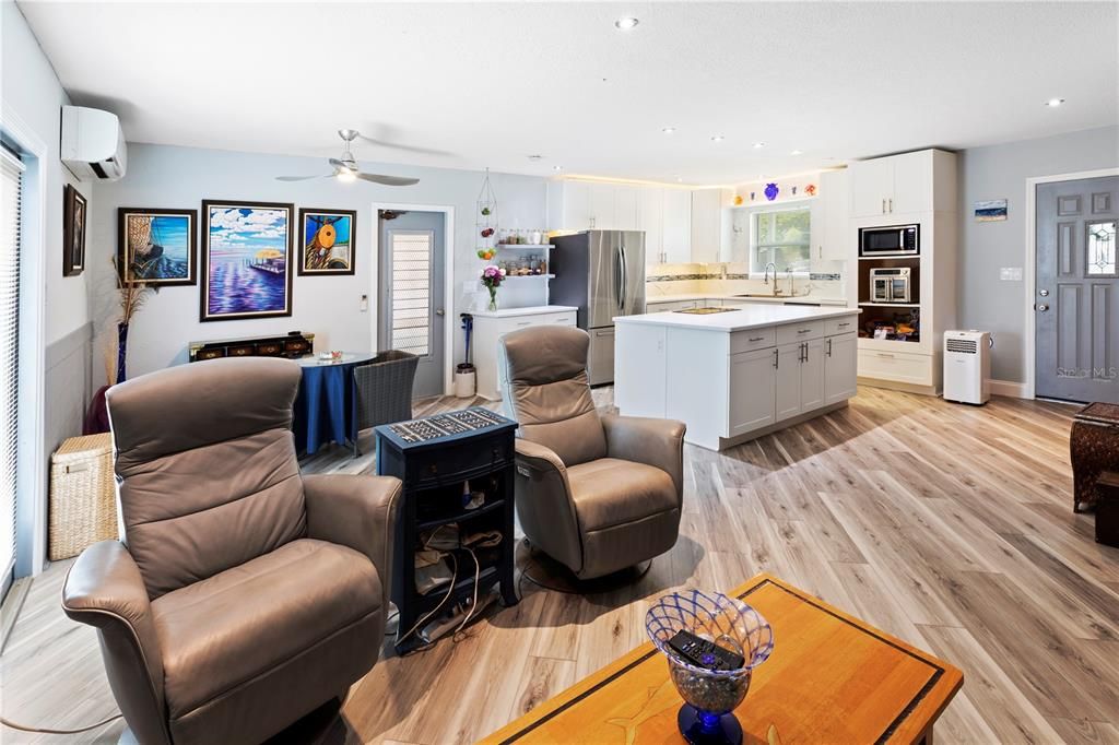 合同活跃: $195,000 (2 贝兹, 1 浴室, 988 平方英尺)