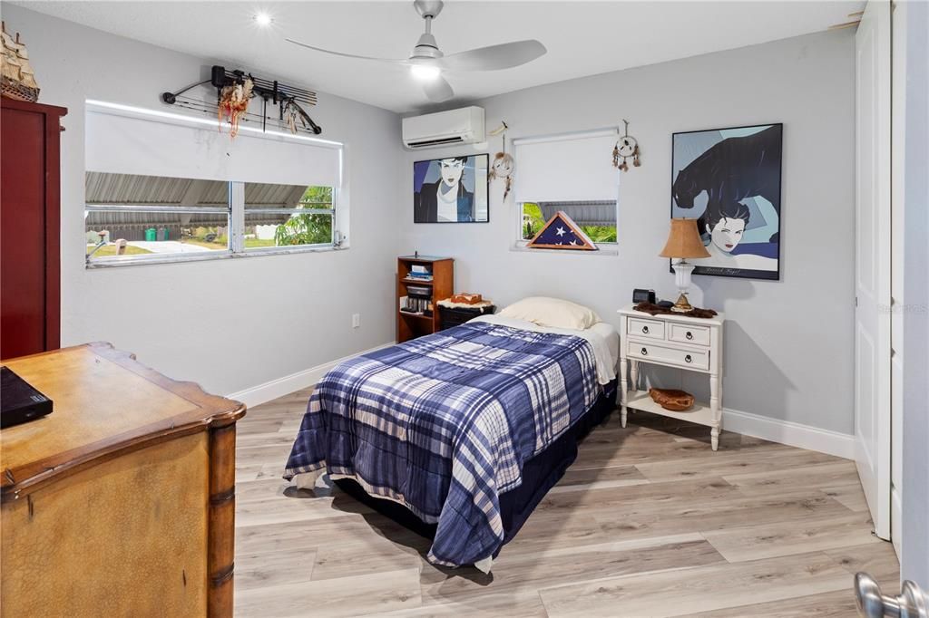 合同活跃: $195,000 (2 贝兹, 1 浴室, 988 平方英尺)