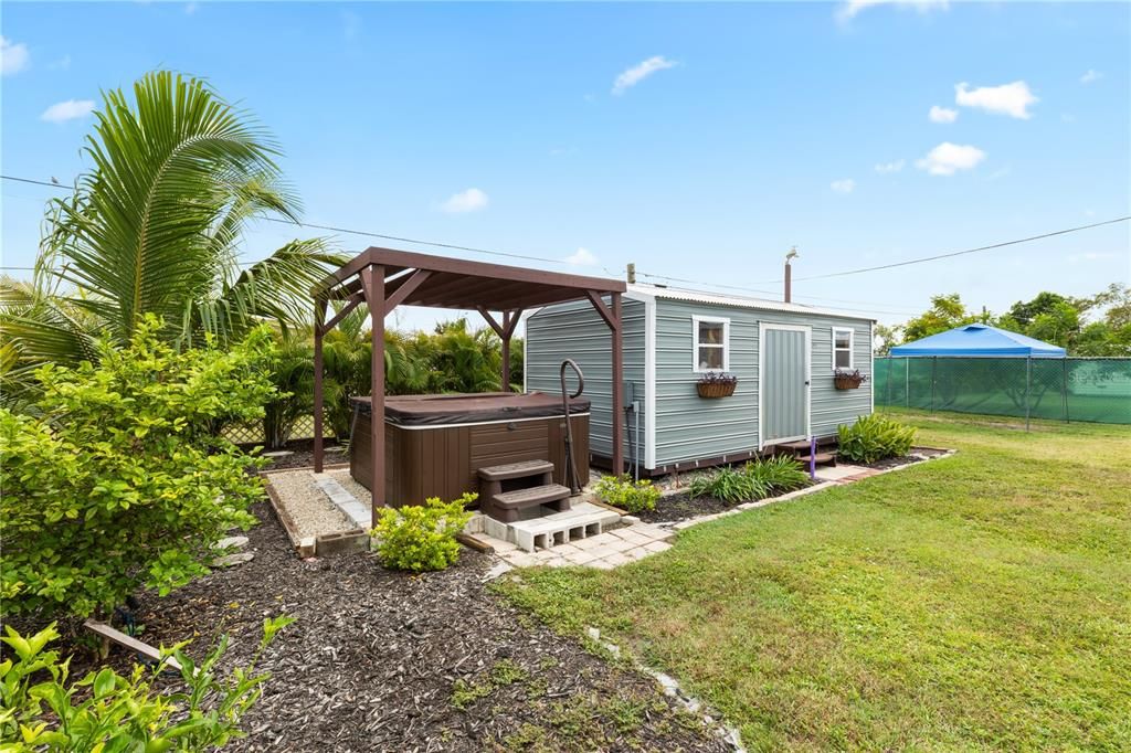 合同活跃: $195,000 (2 贝兹, 1 浴室, 988 平方英尺)