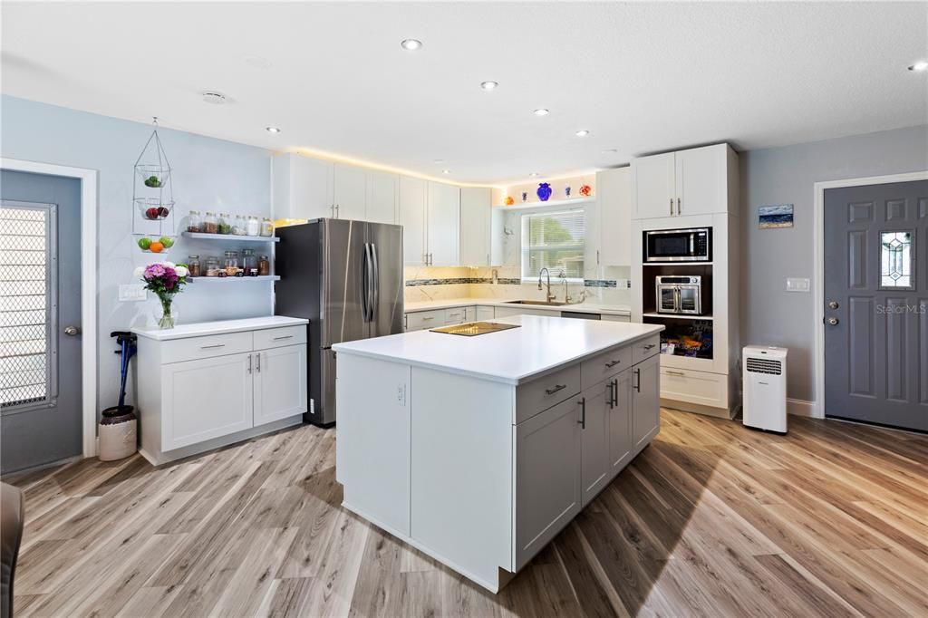 合同活跃: $195,000 (2 贝兹, 1 浴室, 988 平方英尺)