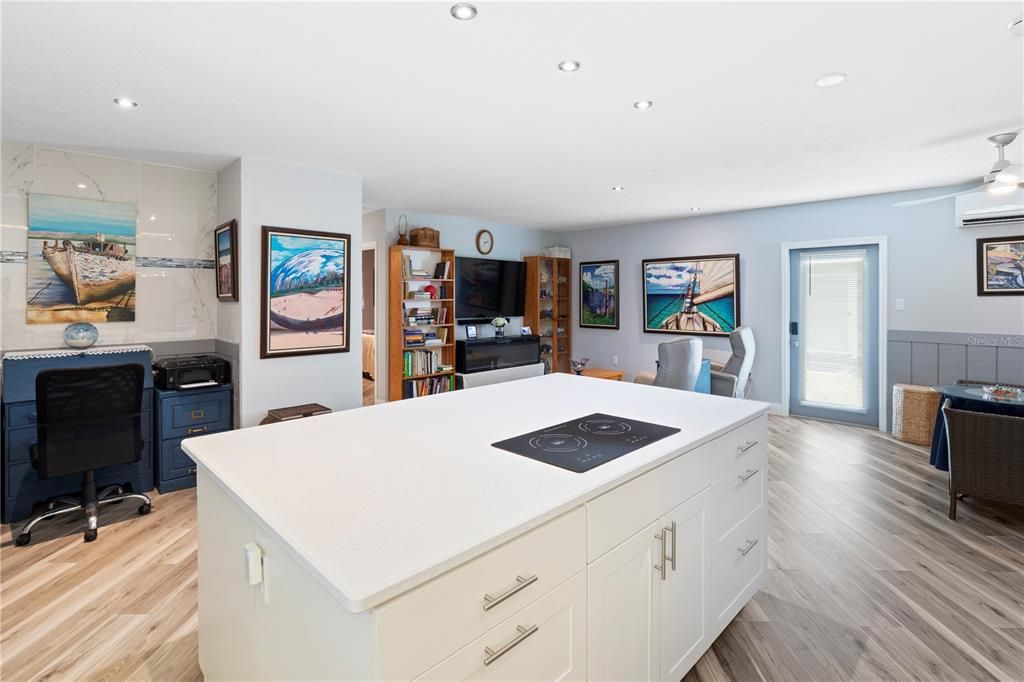 合同活跃: $195,000 (2 贝兹, 1 浴室, 988 平方英尺)