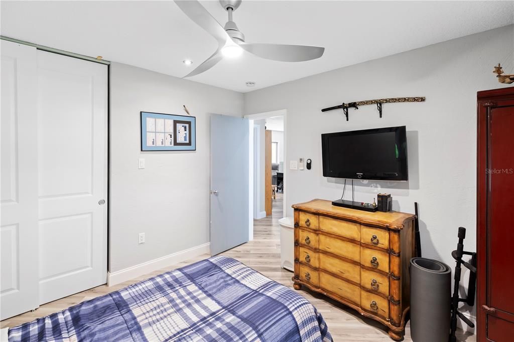 合同活跃: $195,000 (2 贝兹, 1 浴室, 988 平方英尺)