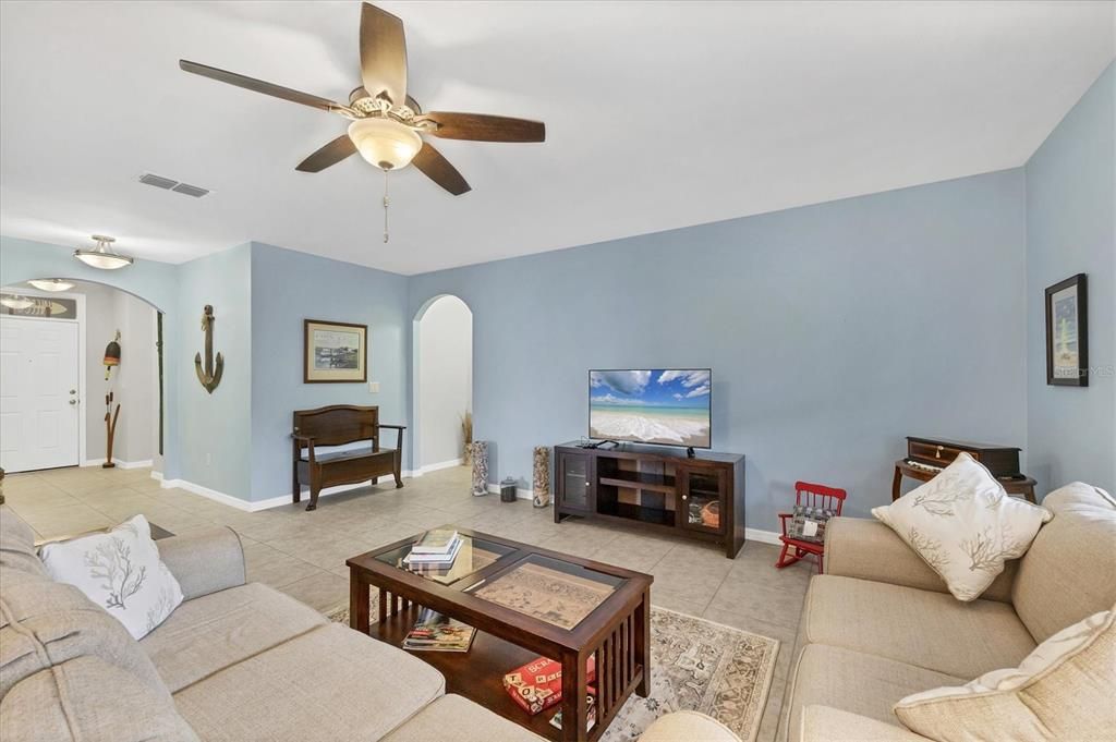 На продажу: $425,000 (3 спален, 2 ванн, 2101 Квадратных фут)