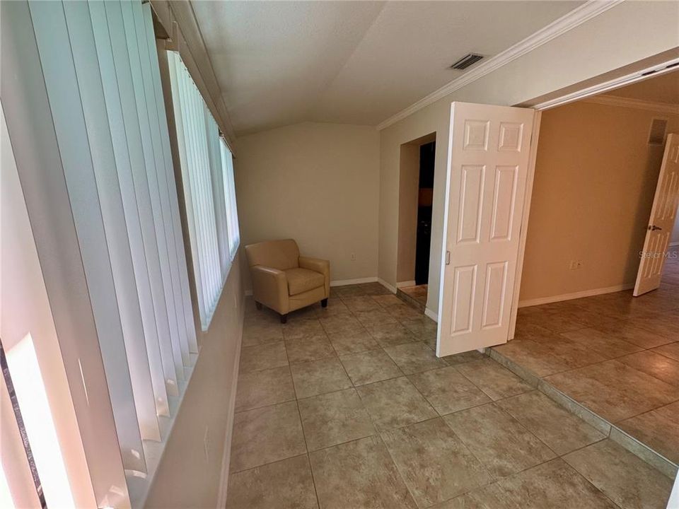For Rent: $1,200 (1 beds, 1 baths, 585 Square Feet)