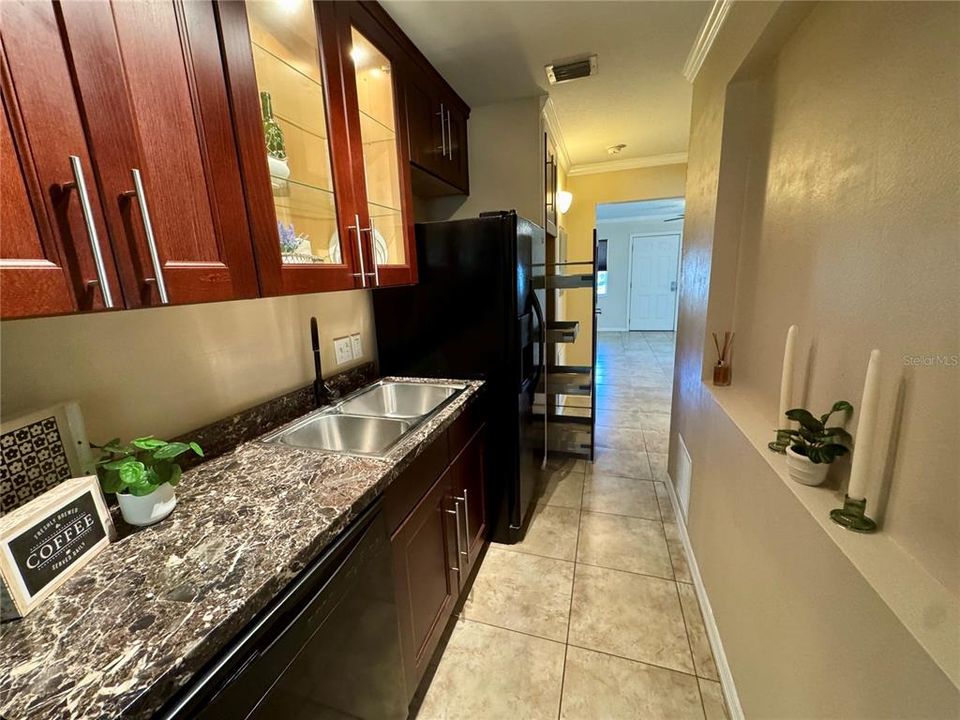 For Rent: $1,200 (1 beds, 1 baths, 585 Square Feet)