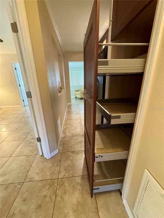 For Rent: $1,200 (1 beds, 1 baths, 585 Square Feet)