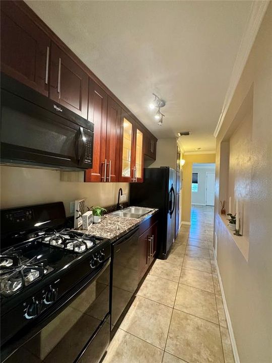 For Rent: $1,200 (1 beds, 1 baths, 585 Square Feet)