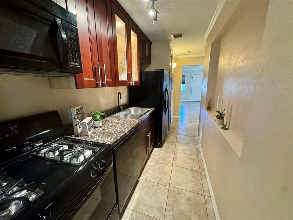 For Rent: $1,200 (1 beds, 1 baths, 585 Square Feet)