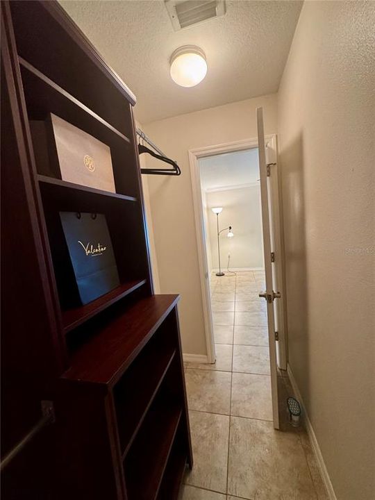 For Rent: $1,200 (1 beds, 1 baths, 585 Square Feet)