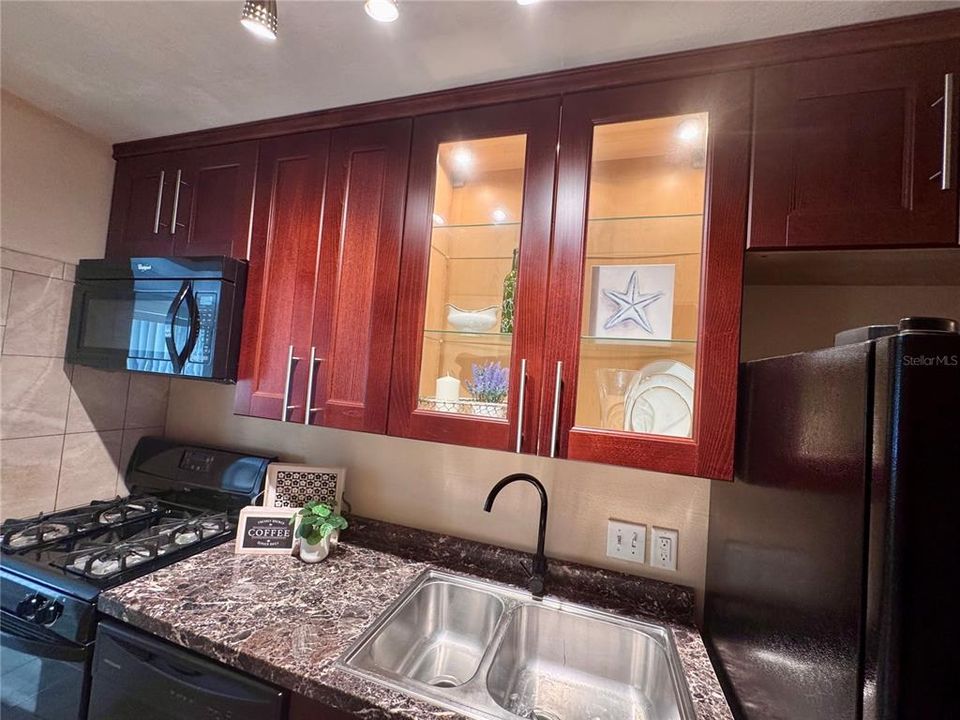 For Rent: $1,200 (1 beds, 1 baths, 585 Square Feet)