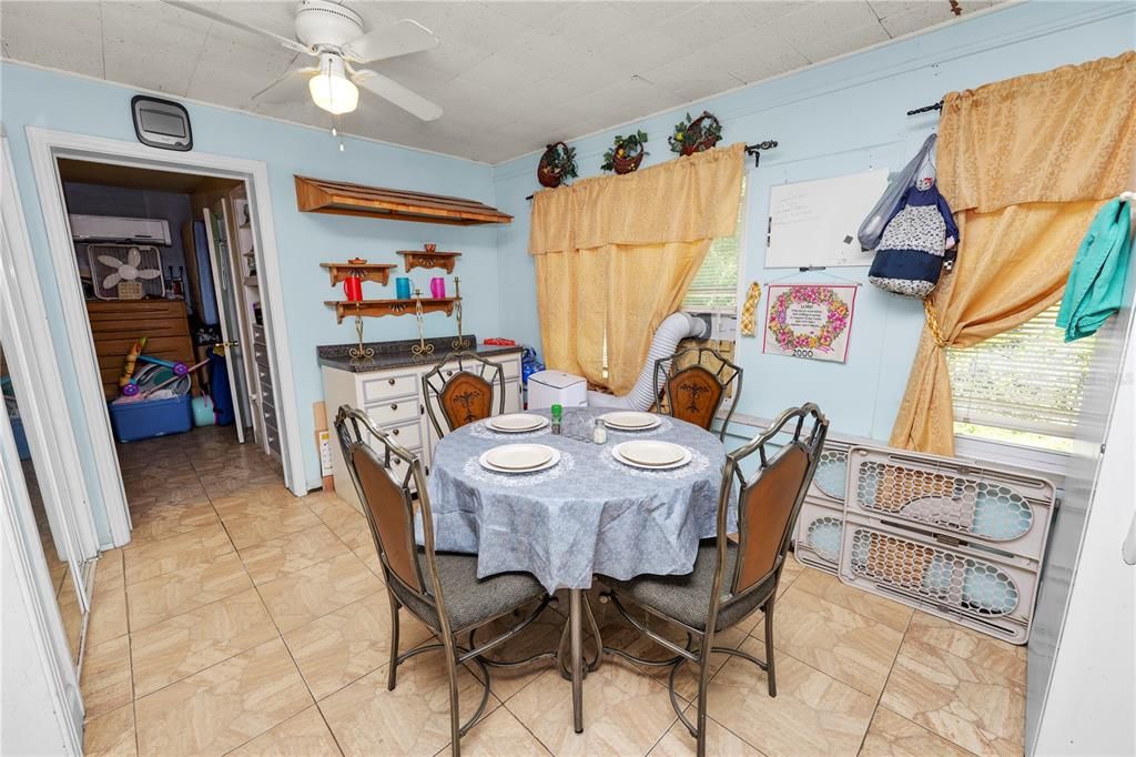 На продажу: $235,000 (3 спален, 2 ванн, 2008 Квадратных фут)