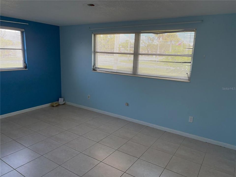 合同活跃: $245,000 (3 贝兹, 2 浴室, 1354 平方英尺)