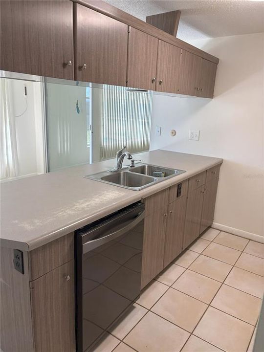 合同活跃: $245,000 (3 贝兹, 2 浴室, 1354 平方英尺)