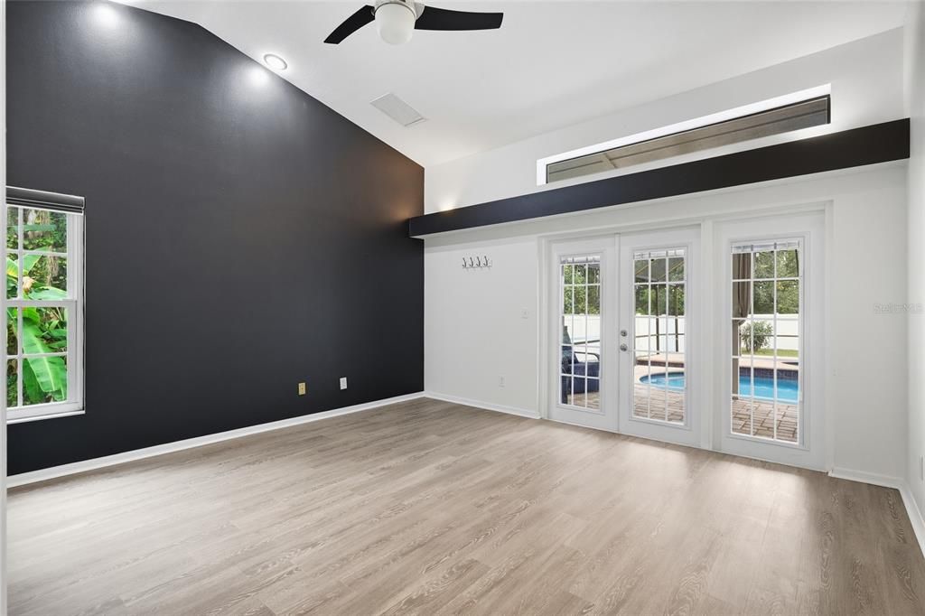 Под контрактом: $499,000 (4 спален, 2 ванн, 2200 Квадратных фут)