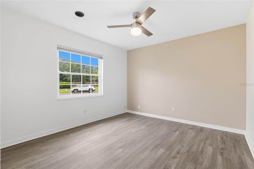 Под контрактом: $499,000 (4 спален, 2 ванн, 2200 Квадратных фут)