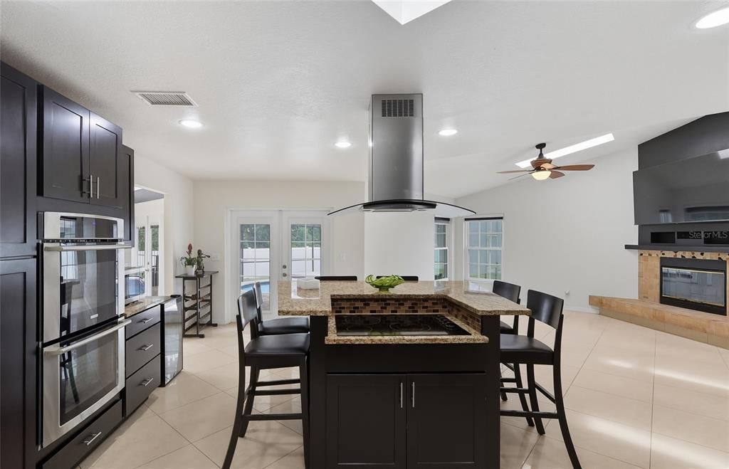 Под контрактом: $499,000 (4 спален, 2 ванн, 2200 Квадратных фут)