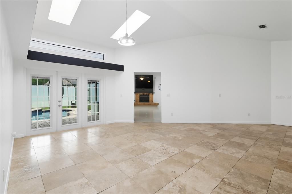 Под контрактом: $499,000 (4 спален, 2 ванн, 2200 Квадратных фут)