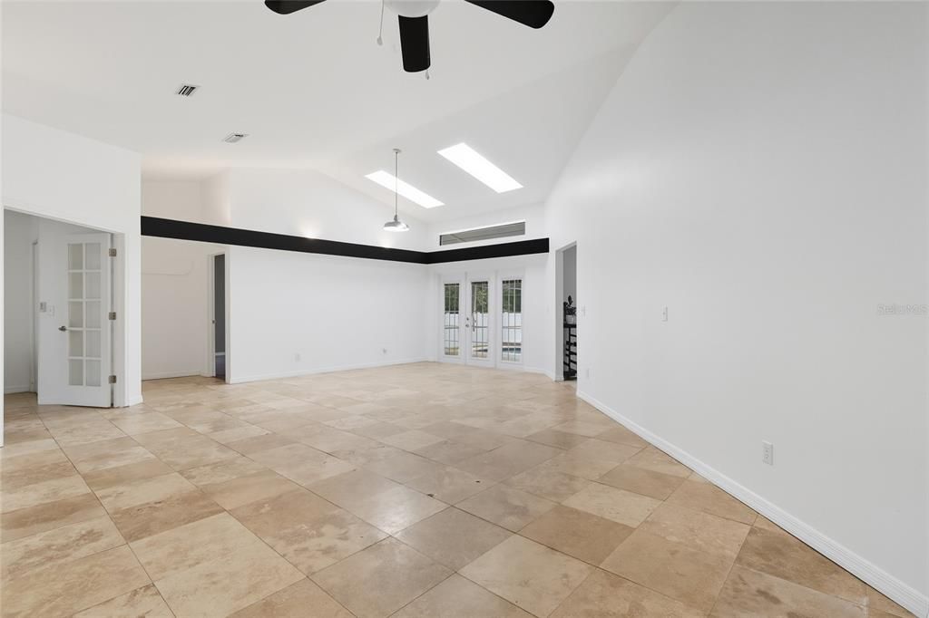 Под контрактом: $499,000 (4 спален, 2 ванн, 2200 Квадратных фут)