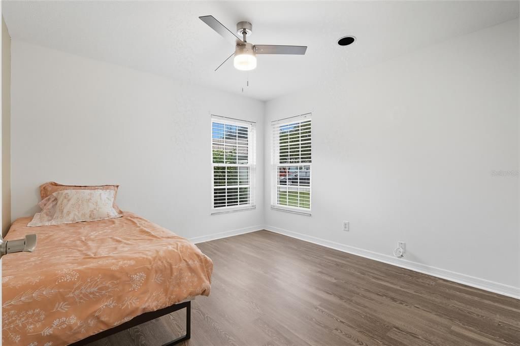 Под контрактом: $499,000 (4 спален, 2 ванн, 2200 Квадратных фут)