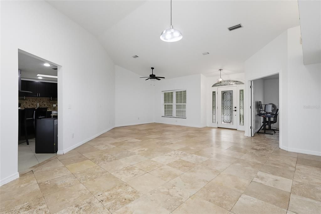 Под контрактом: $499,000 (4 спален, 2 ванн, 2200 Квадратных фут)