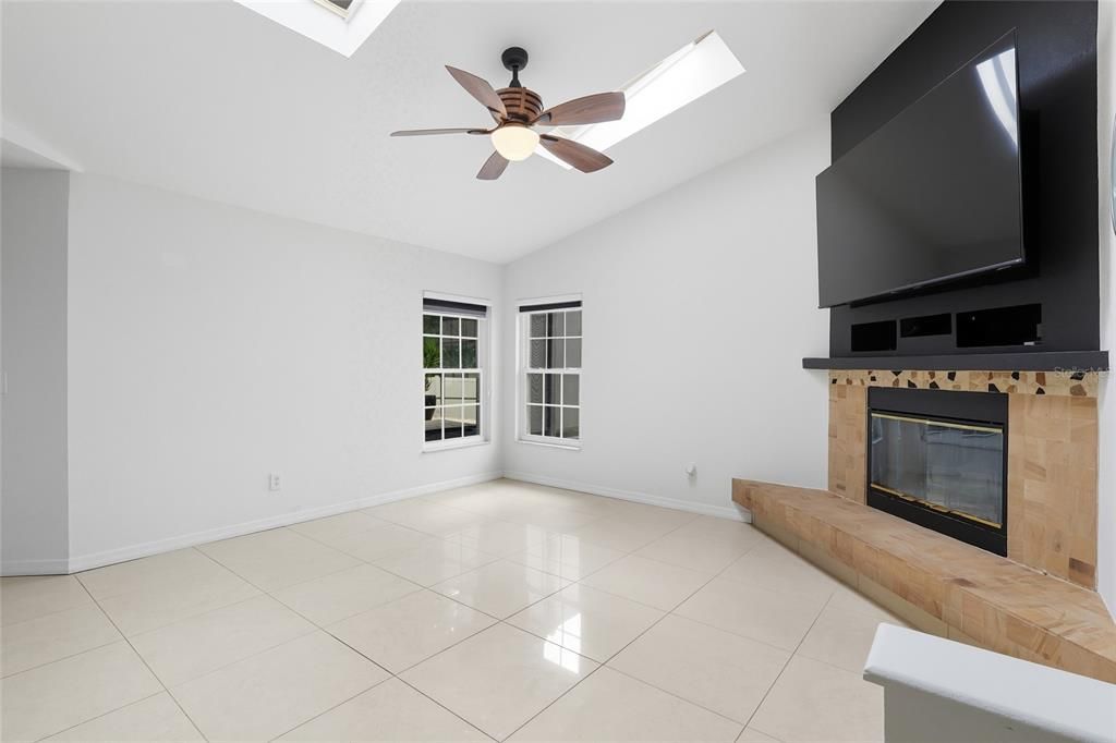 Под контрактом: $499,000 (4 спален, 2 ванн, 2200 Квадратных фут)