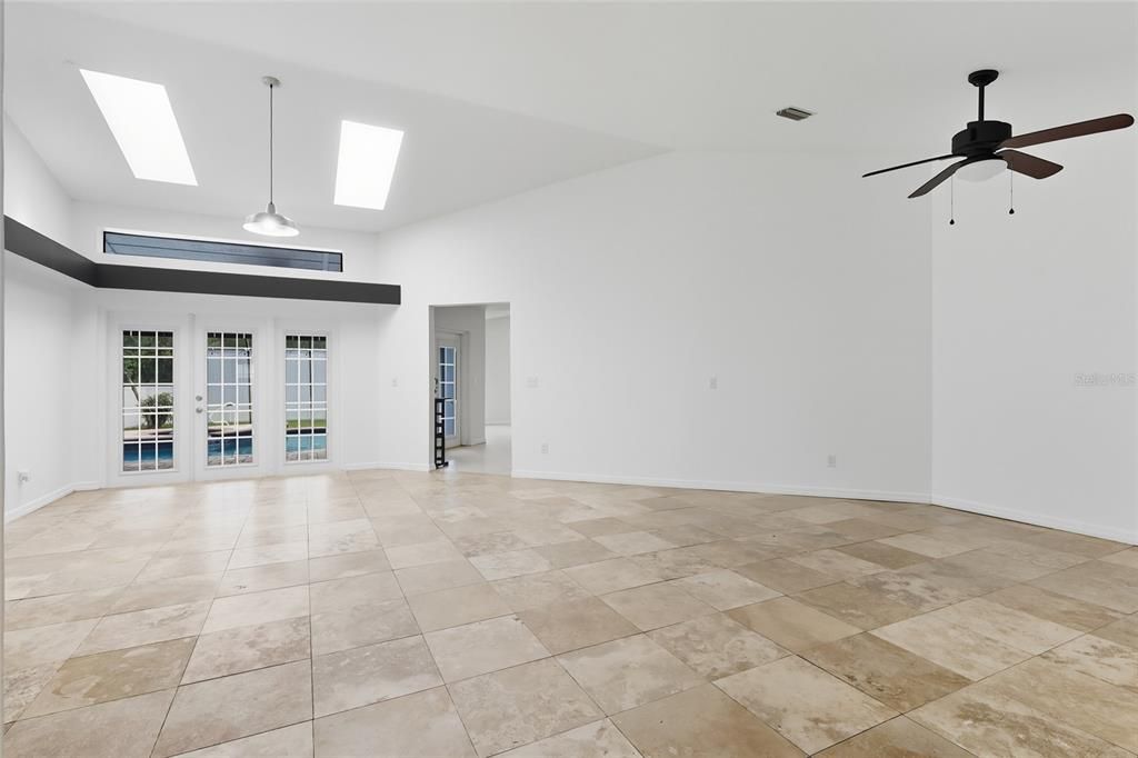 Под контрактом: $499,000 (4 спален, 2 ванн, 2200 Квадратных фут)