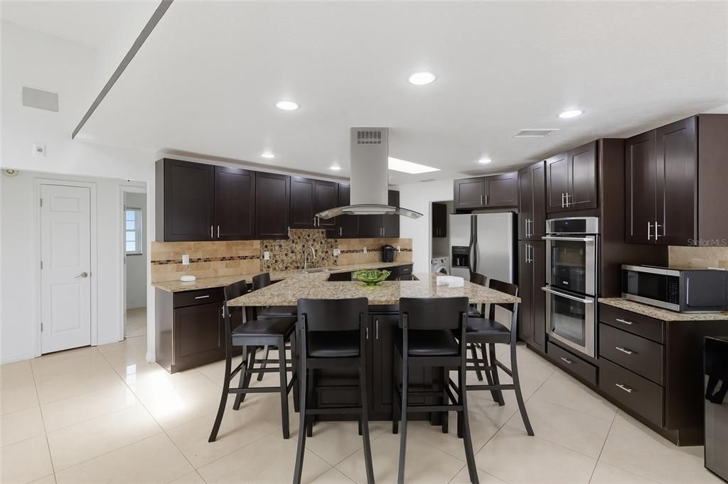 Под контрактом: $499,000 (4 спален, 2 ванн, 2200 Квадратных фут)