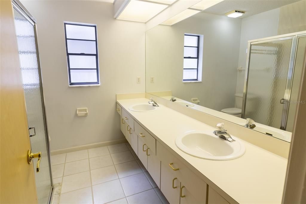 合同活跃: $345,000 (3 贝兹, 2 浴室, 2133 平方英尺)