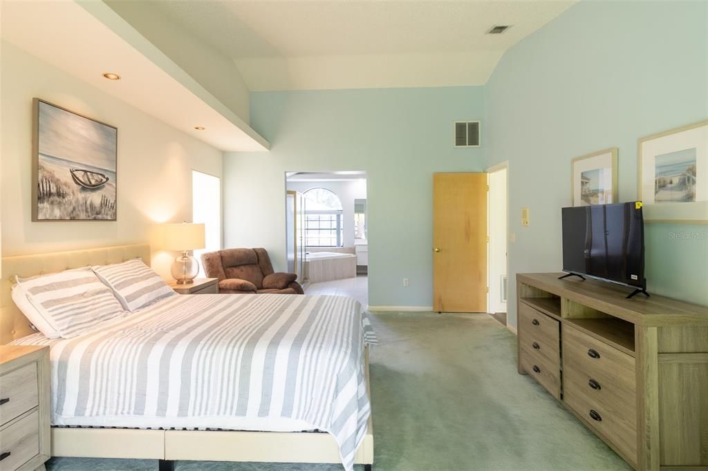 合同活跃: $345,000 (3 贝兹, 2 浴室, 2133 平方英尺)