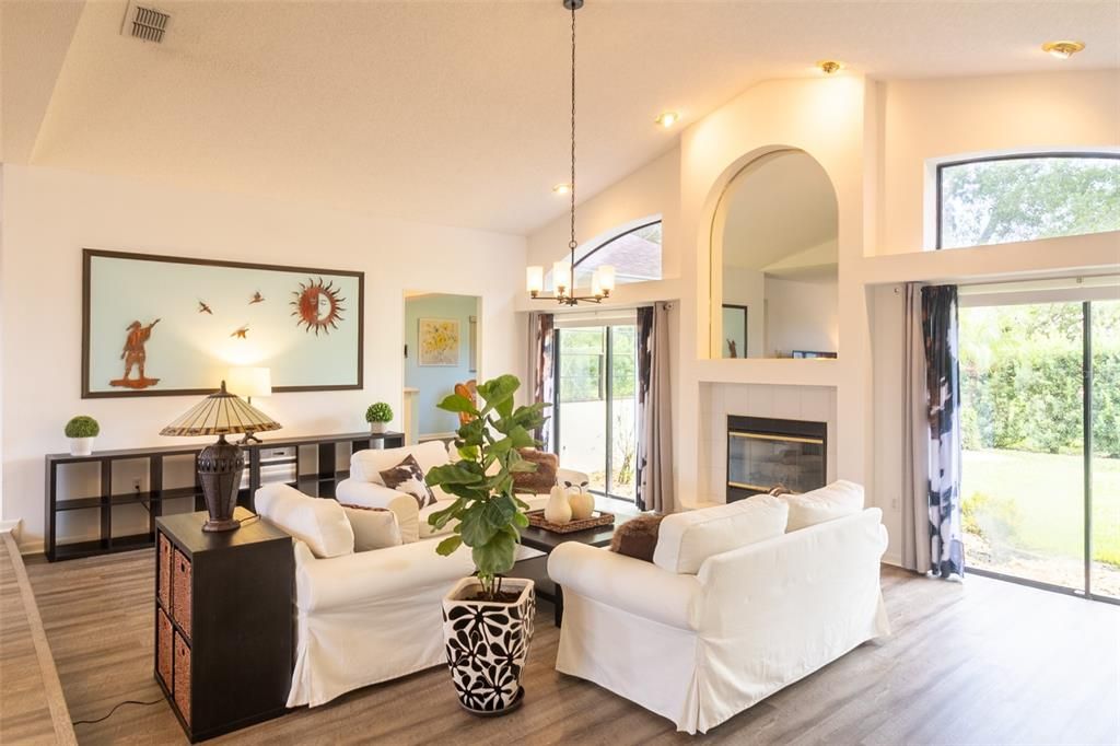 合同活跃: $345,000 (3 贝兹, 2 浴室, 2133 平方英尺)