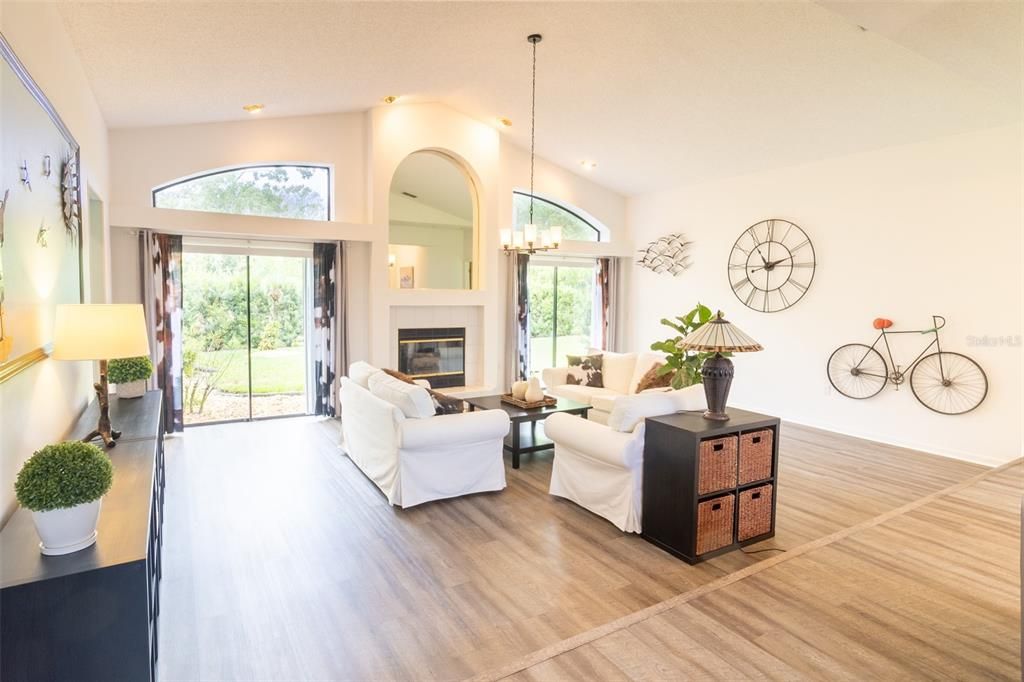 合同活跃: $345,000 (3 贝兹, 2 浴室, 2133 平方英尺)