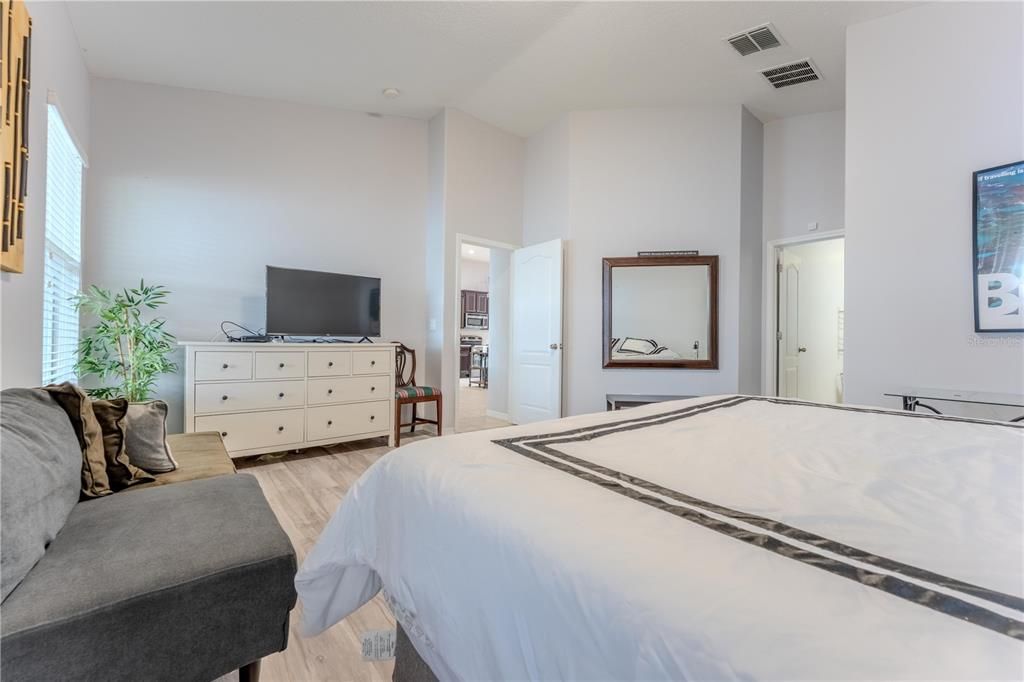 Под контрактом: $3,000 (4 спален, 3 ванн, 2420 Квадратных фут)