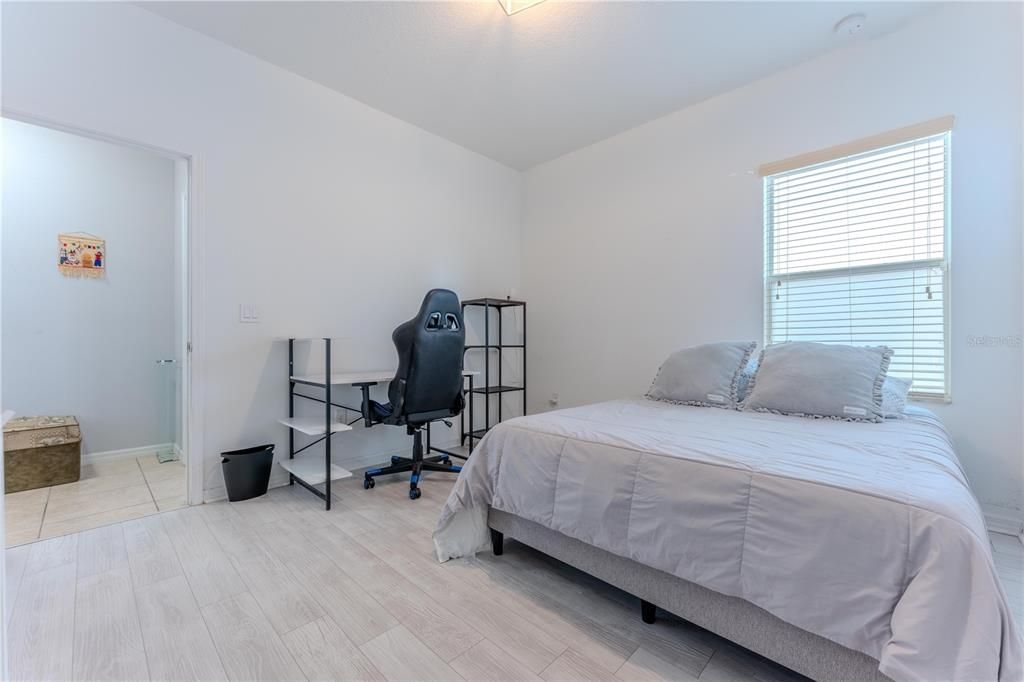 Под контрактом: $3,000 (4 спален, 3 ванн, 2420 Квадратных фут)