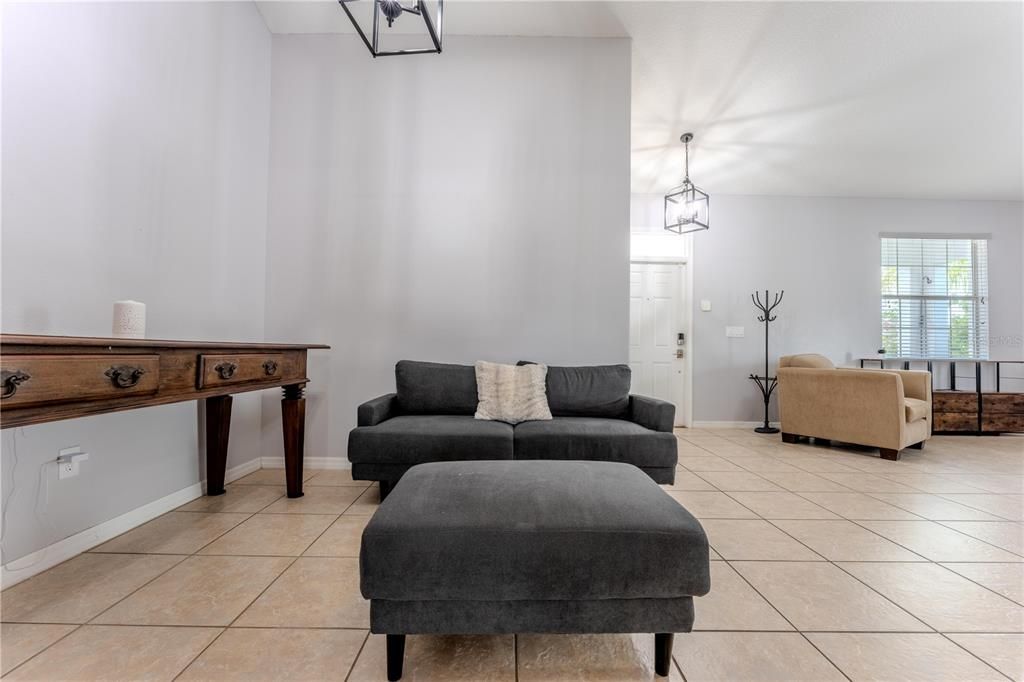 Под контрактом: $3,000 (4 спален, 3 ванн, 2420 Квадратных фут)