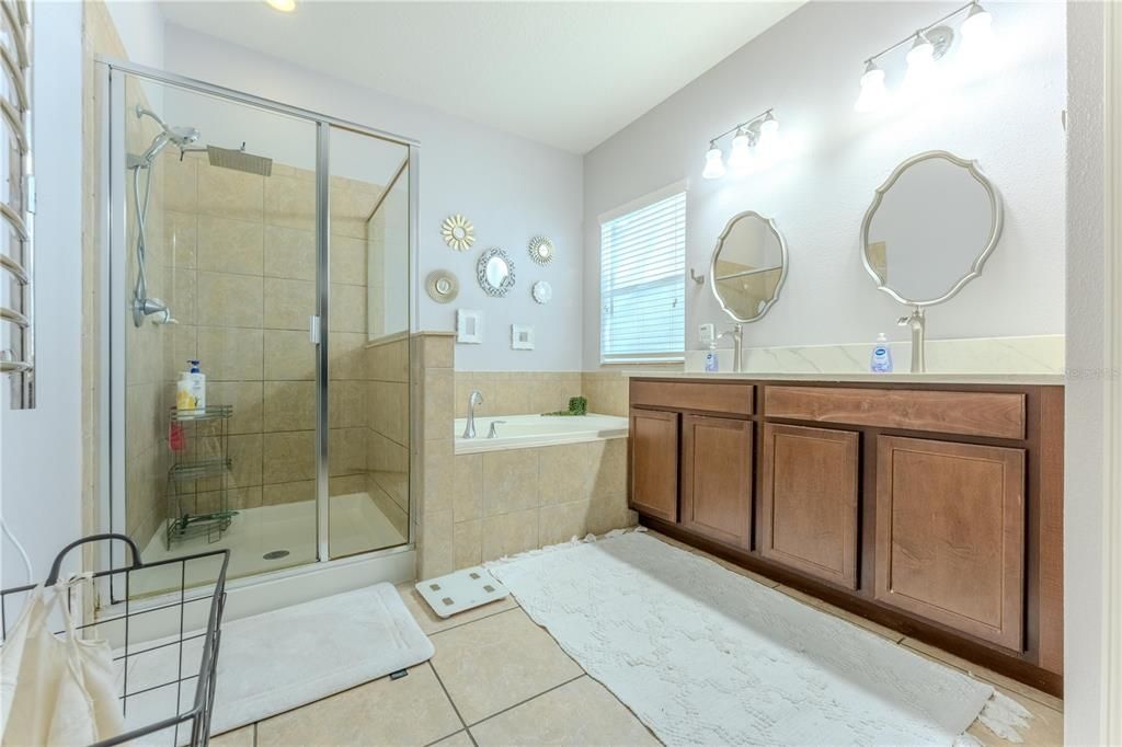 Под контрактом: $3,000 (4 спален, 3 ванн, 2420 Квадратных фут)