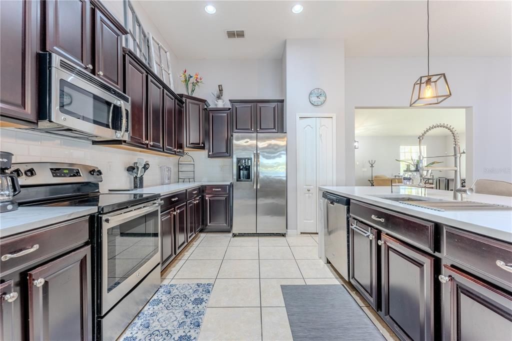 Под контрактом: $3,000 (4 спален, 3 ванн, 2420 Квадратных фут)