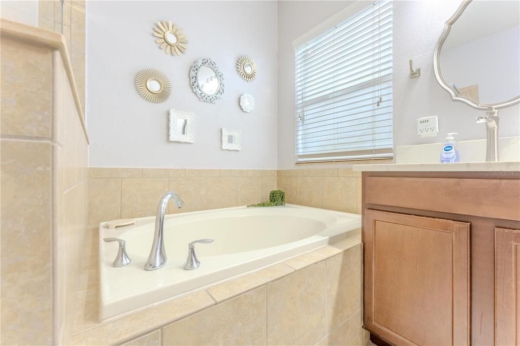 Под контрактом: $3,000 (4 спален, 3 ванн, 2420 Квадратных фут)